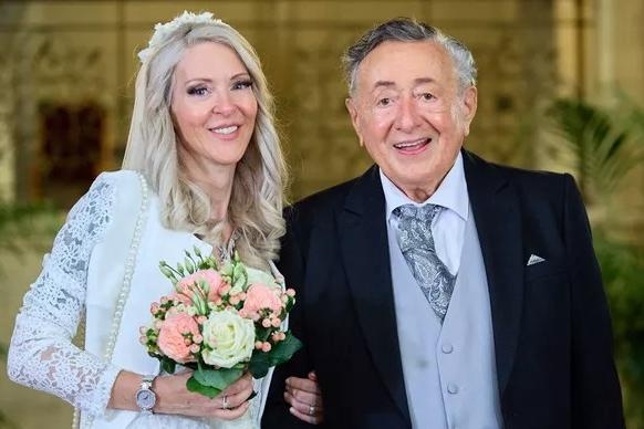 Ty phu qua doi 2 thang sau khi cuoi vo thu 6 hinh anh