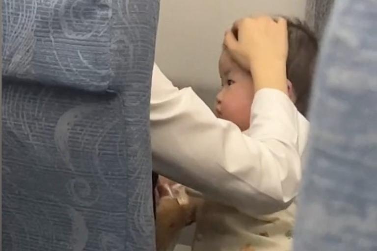 Hanh khach gay phan no vi nhot tre dang khoc vao nha ve sinh may bay hinh anh