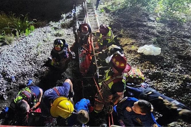 Thoat chet than ky khi ngu quen tren duong ray, bi tau hoa can qua hinh anh