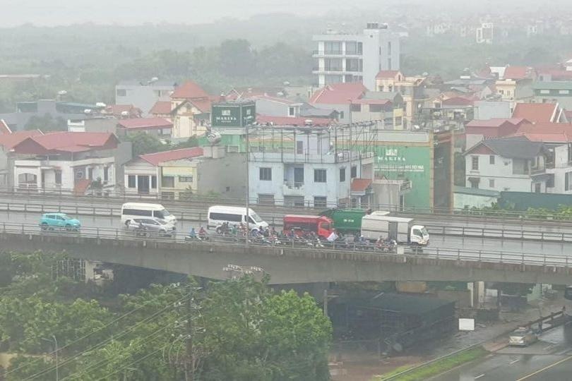 Doan xe oto che chan cho xe may qua cau Nhat Tan giua gio bao hinh anh