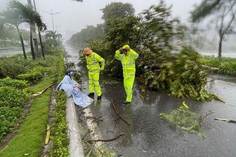 Nguoi bi cay de trong bao Yagi duoc giai cuu o Ha Long hinh anh