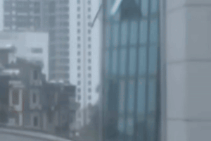 Gio bao giat tung mang kinh lon cua toa nha cao tang o Quang Ninh hinh anh