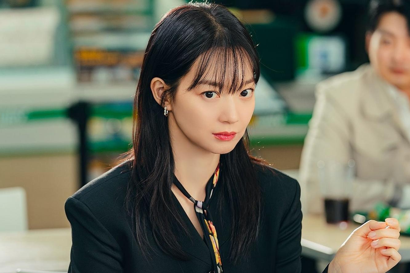 Ve ngoai khong tuoi cua Shin Min Ah hinh anh