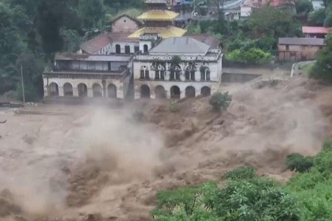 Hon 100 nguoi thiet mang vi lu lut, lo dat o Nepal hinh anh