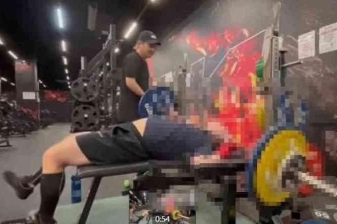 Gymer vo tinh quay canh minh suyt chet khi nang ta hinh anh