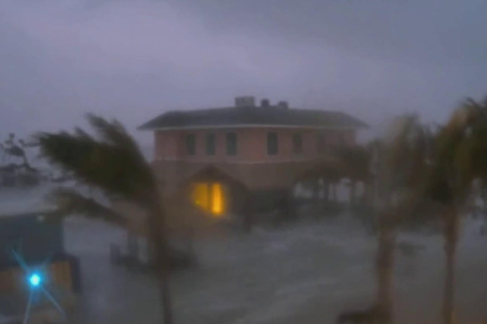 Thuc hu clip 40 trieu luot xem bao Milton lam sap nha trong tich tac hinh anh