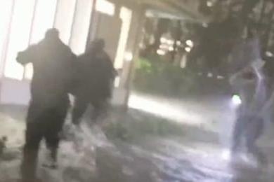 Nhom phong vien phai bo chay khi dang dua tin bao Milton hinh anh