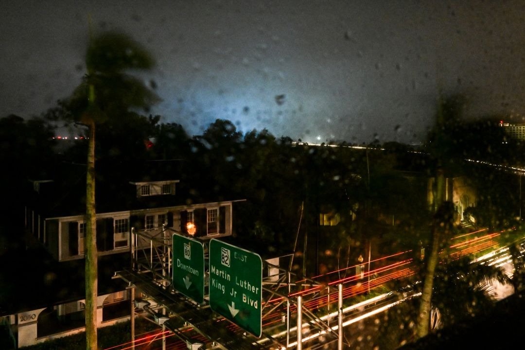 Suc gio hon 200 km/h cua bao Milton khi do bo dat lien hinh anh