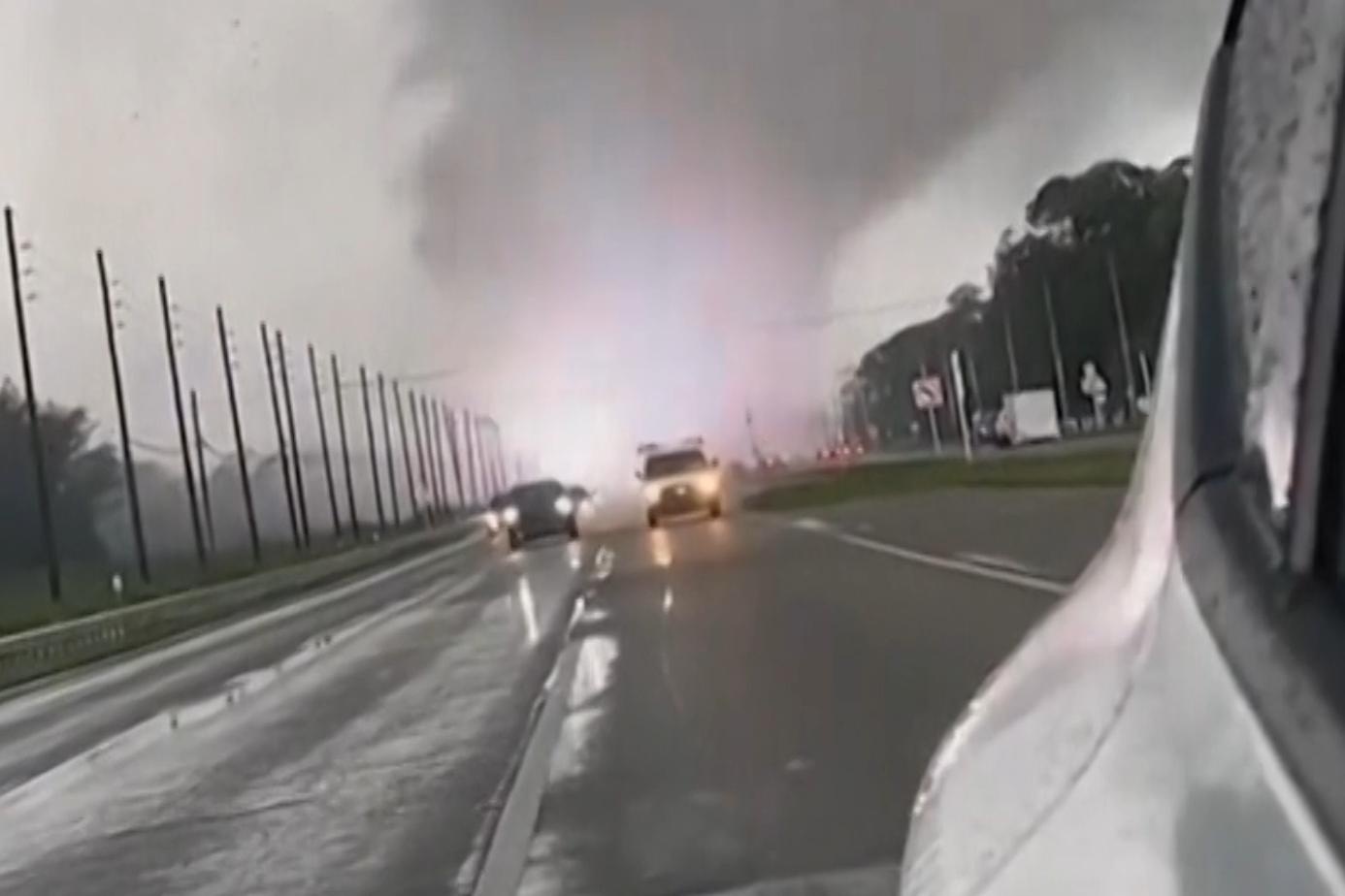 Canh tuong loc xoay trong bao Milton 'xe toac' duong cao toc hinh anh