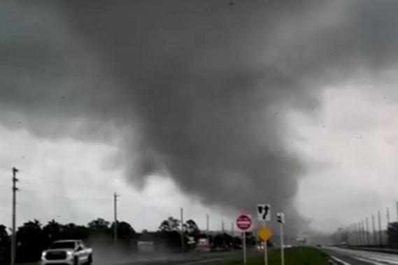 Can canh loc xoay 'xe toac' duong cao toc o Florida hinh anh