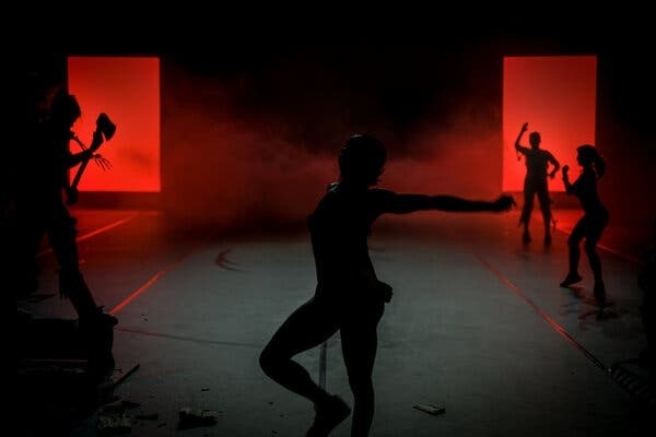 Buoi bieu dien 18+ khien 18 khan gia non oi, phai gap bac si o Duc hinh anh