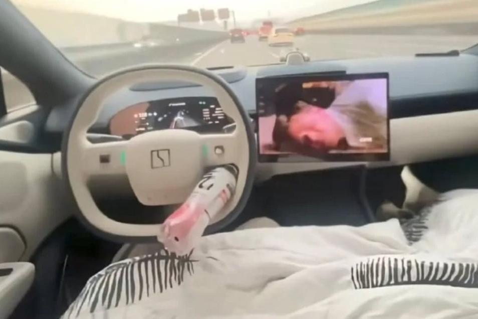 Clip tai xe dap chan nam ngu trong xe tu lai gay tranh cai hinh anh