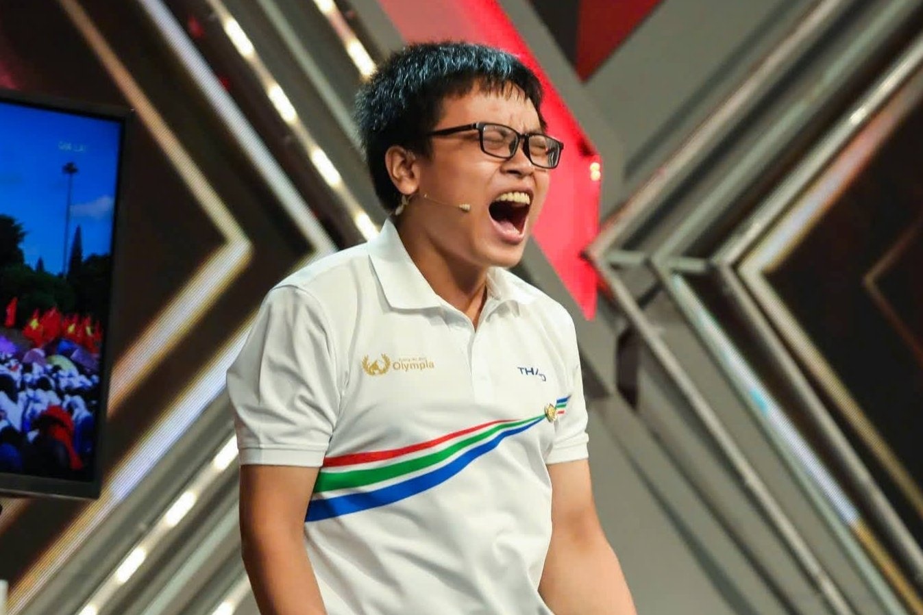 3 quan quan Duong len dinh Olympia cua THPT chuyen Quoc hoc - Hue hinh anh