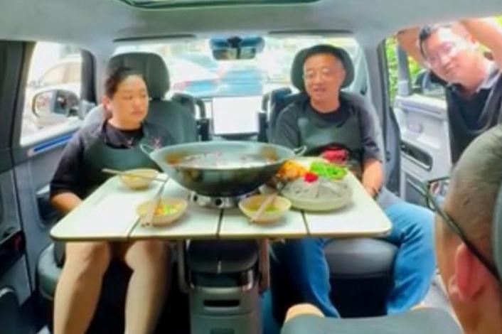 Doan video an lau tren xe dien bi chi trich o Trung Quoc hinh anh