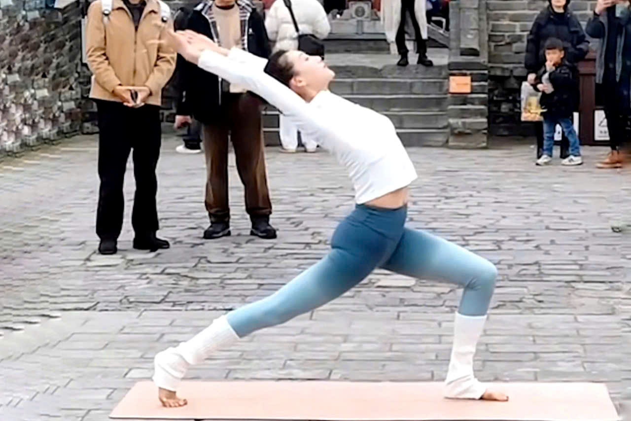 Bung no 'cuoc chien' chong yoga o noi cong cong, diem check-in hinh anh