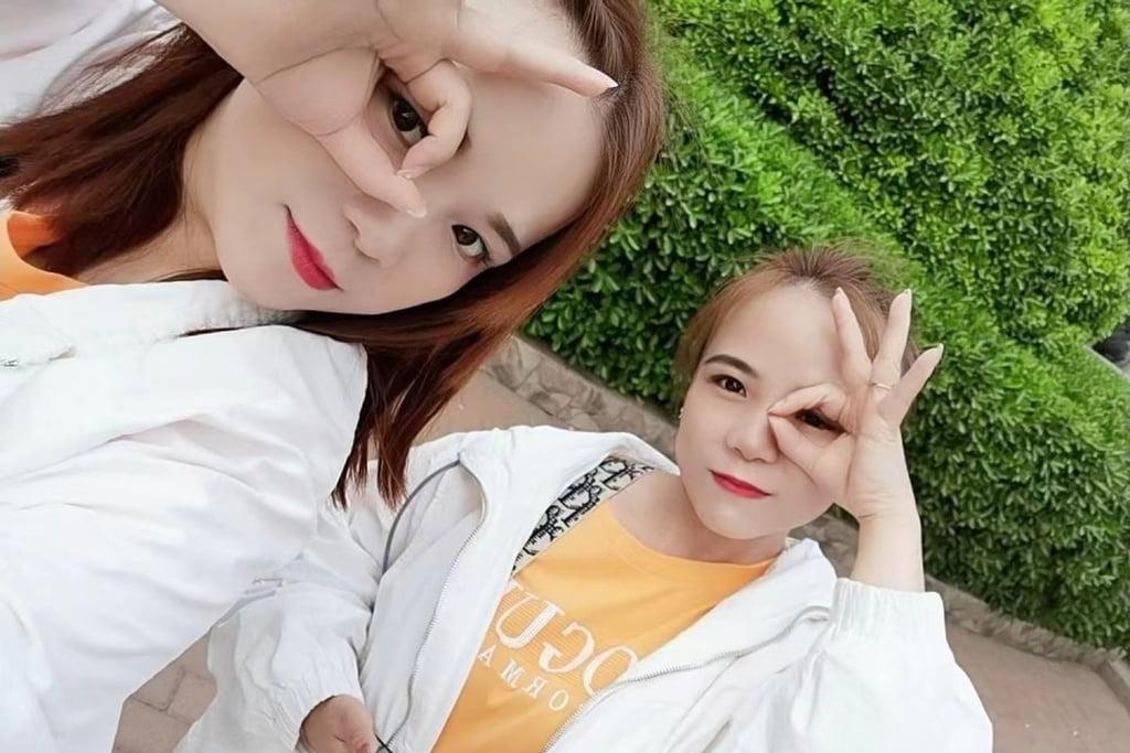 Doan tu sau 30 nam xa cach, chi em song sinh tu mat nhau vi tien hinh anh