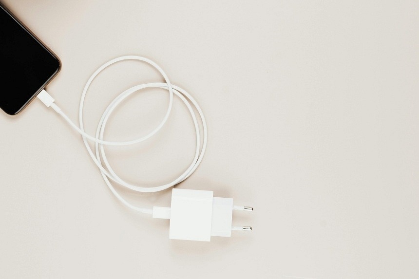 Bi dien giat tu vong khi sac dien thoai tren xe buyt o Malaysia hinh anh