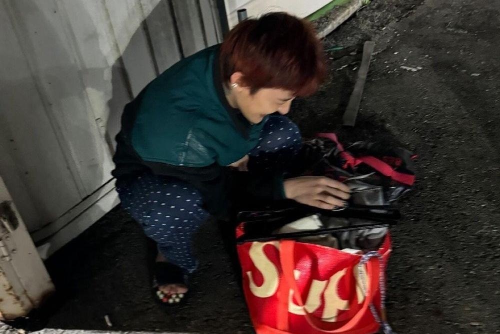 Buc anh ngoi xom cua G-Dragon khien dep bam huyet 'chay hang' hinh anh