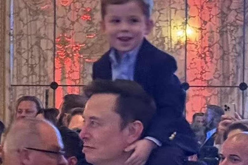 Vi sao Elon Musk dua con trai 4 tuoi den tiec dem cua ong Trump? hinh anh