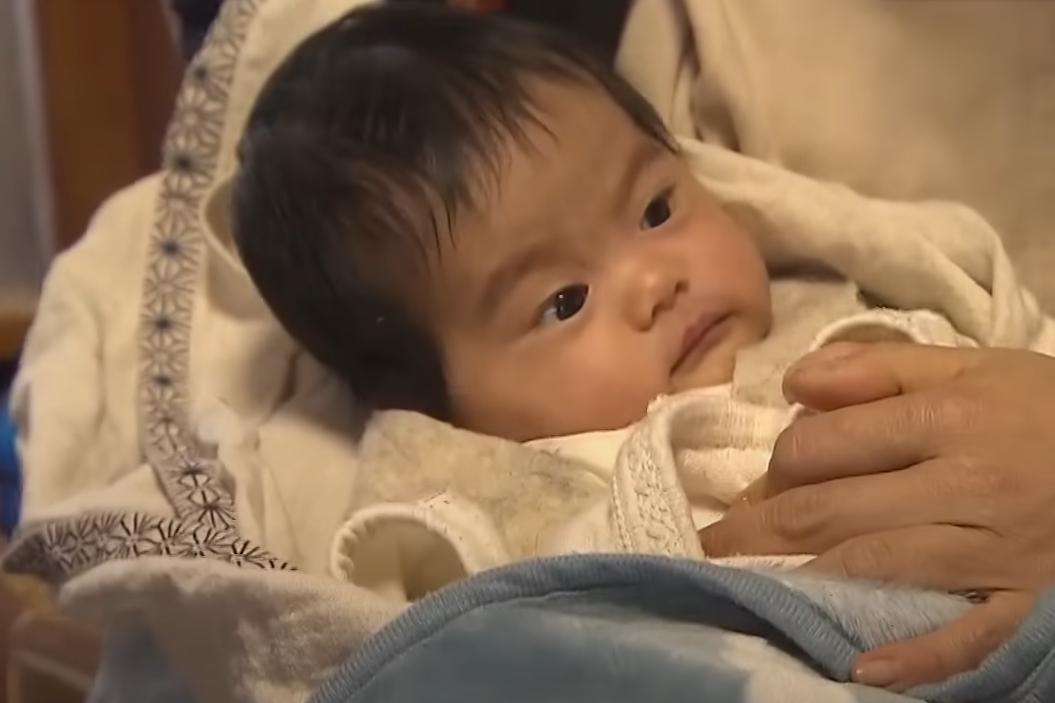 Thi tran 52 nam moi co mot dua tre chao doi hinh anh