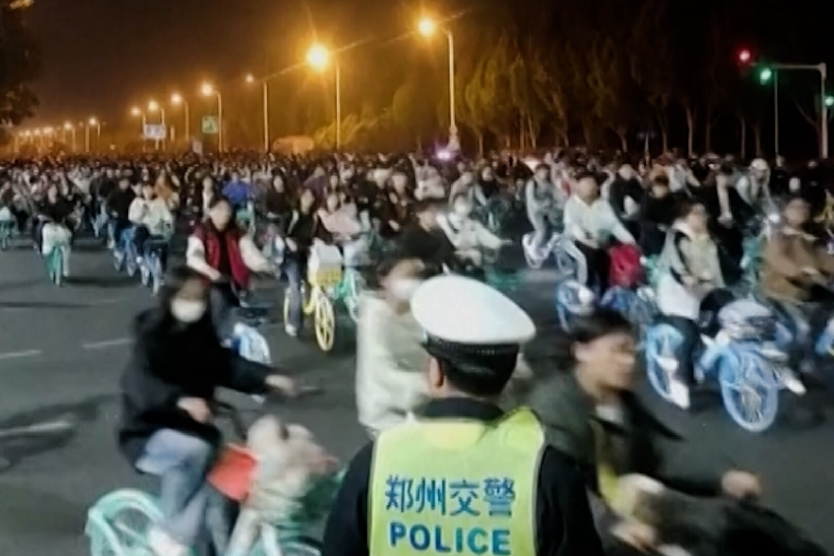 Canh tuong 100.000 sinh vien dap xe di an dem o Khai Phong hinh anh