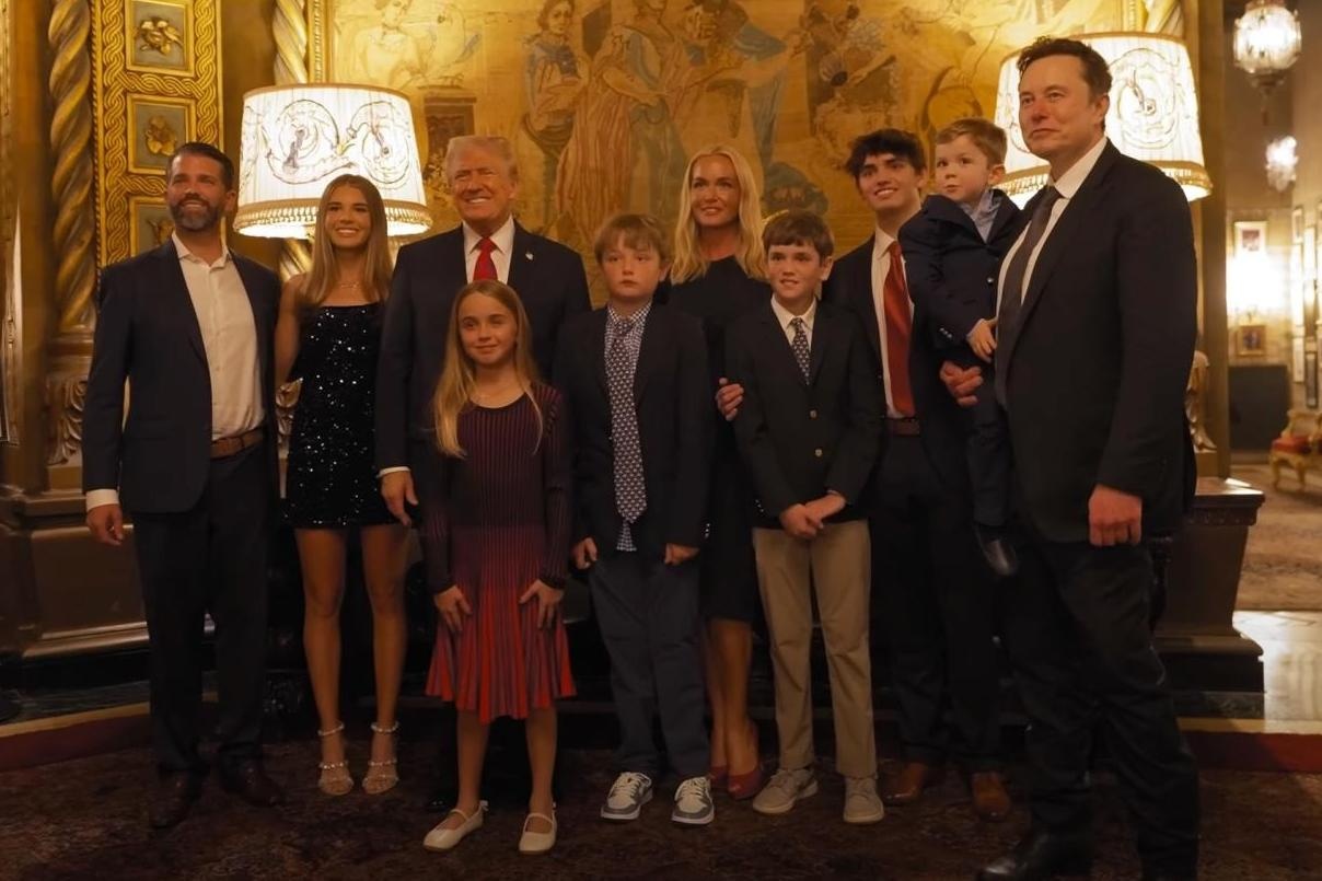 Ong Trump goi cha con Elon Musk vao chup anh gia dinh hinh anh