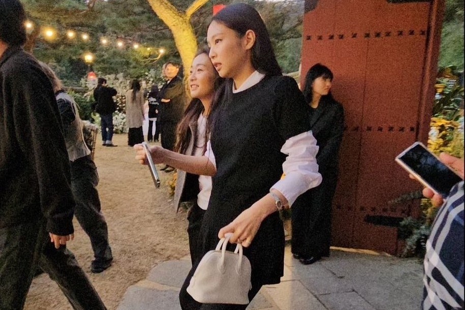 Trang phuc di an cuoi cua Jennie gay tranh luan hinh anh