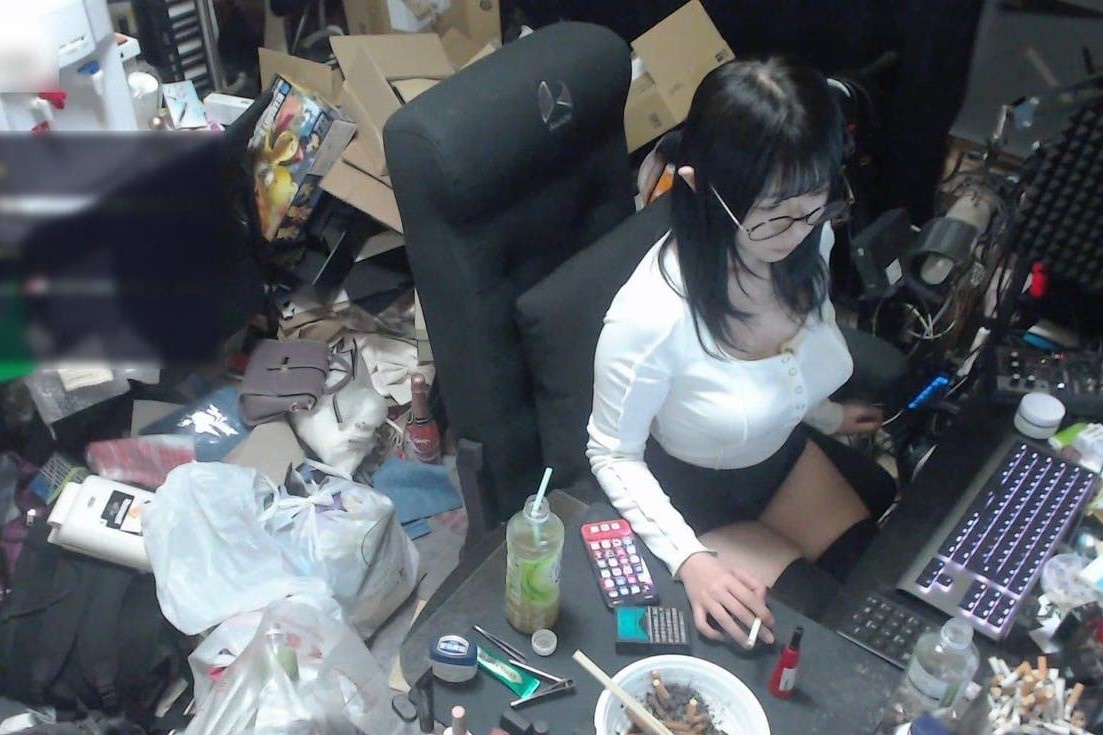 Can phong day rac cua streamer noi tieng Nhat Ban hinh anh