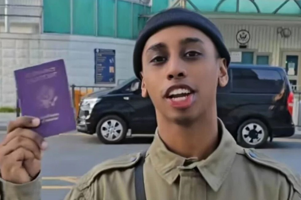 Streamer nguoi My doi mat an tu sau vu lam loan Seoul hinh anh