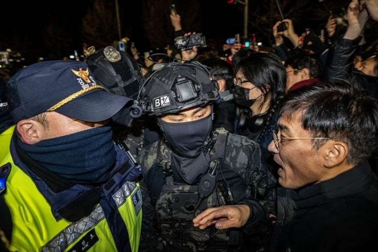 Cuoc goi giua nguoi linh va cha trong dem thiet quan luat o Han Quoc hinh anh