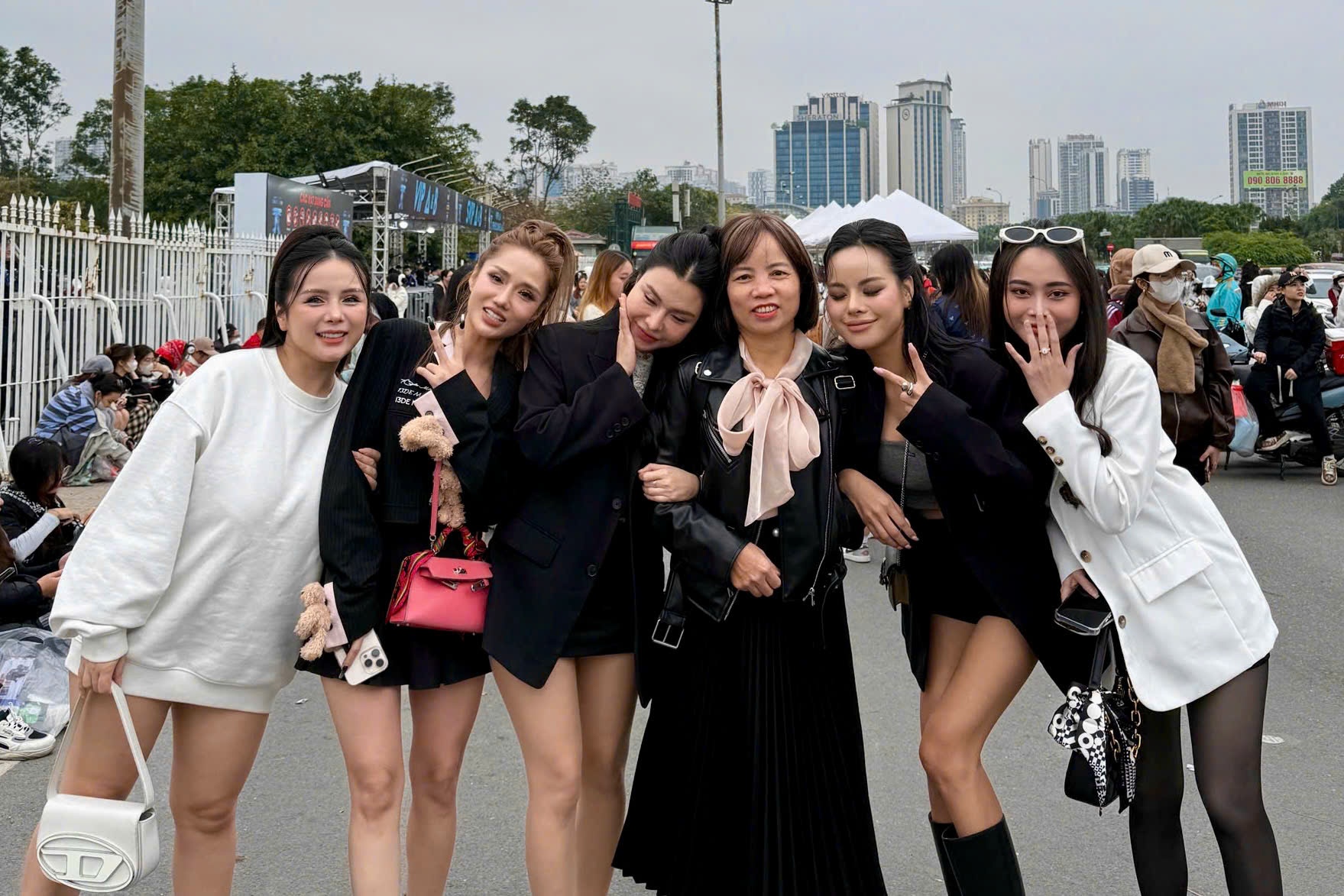 Nhung fan girl 40-50 tuoi du idol o concert Anh trai 'say hi' hinh anh