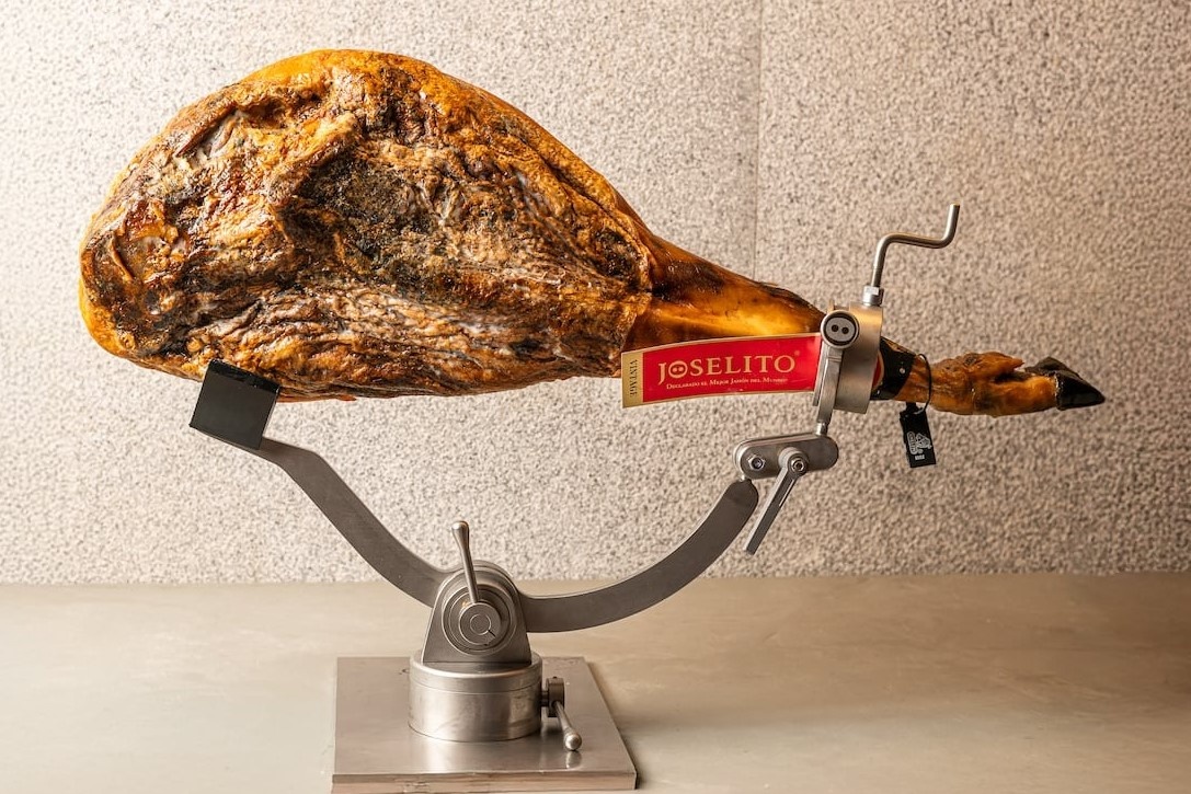 Chiec dui heo muoi lau nam nhat the gioi duoc ban dau gia hinh anh