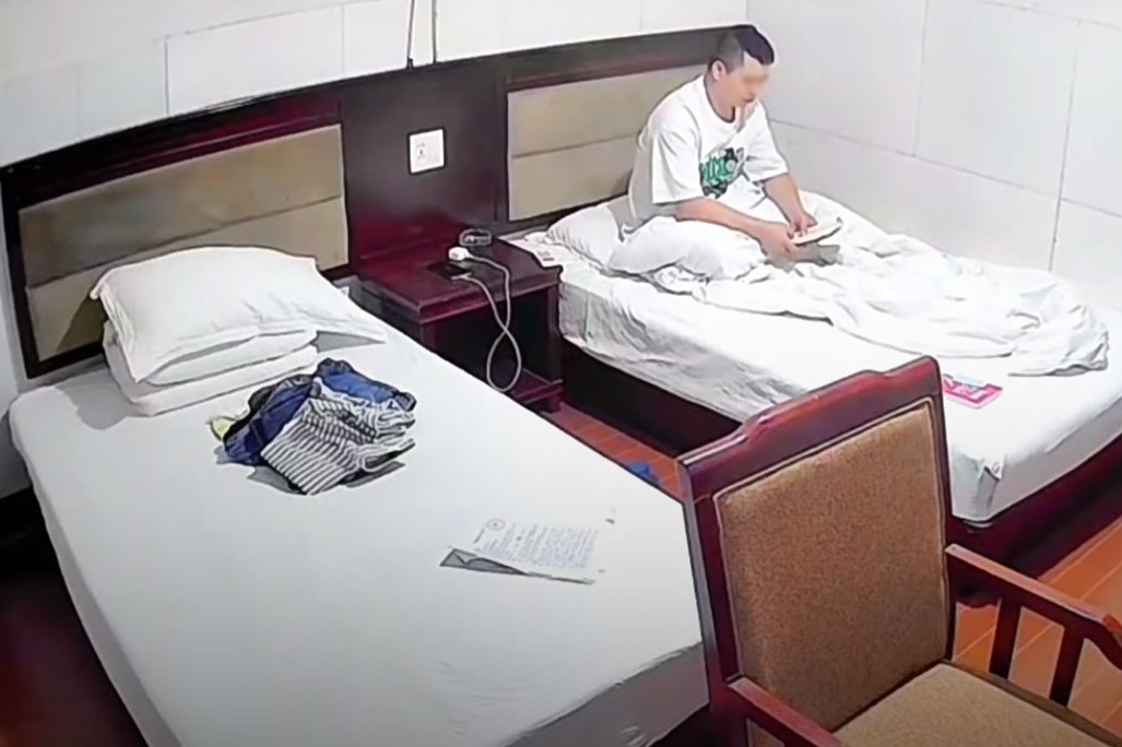 Thu thach tu nhot minh trong phong ca thang de doi doi o Trung Quoc hinh anh