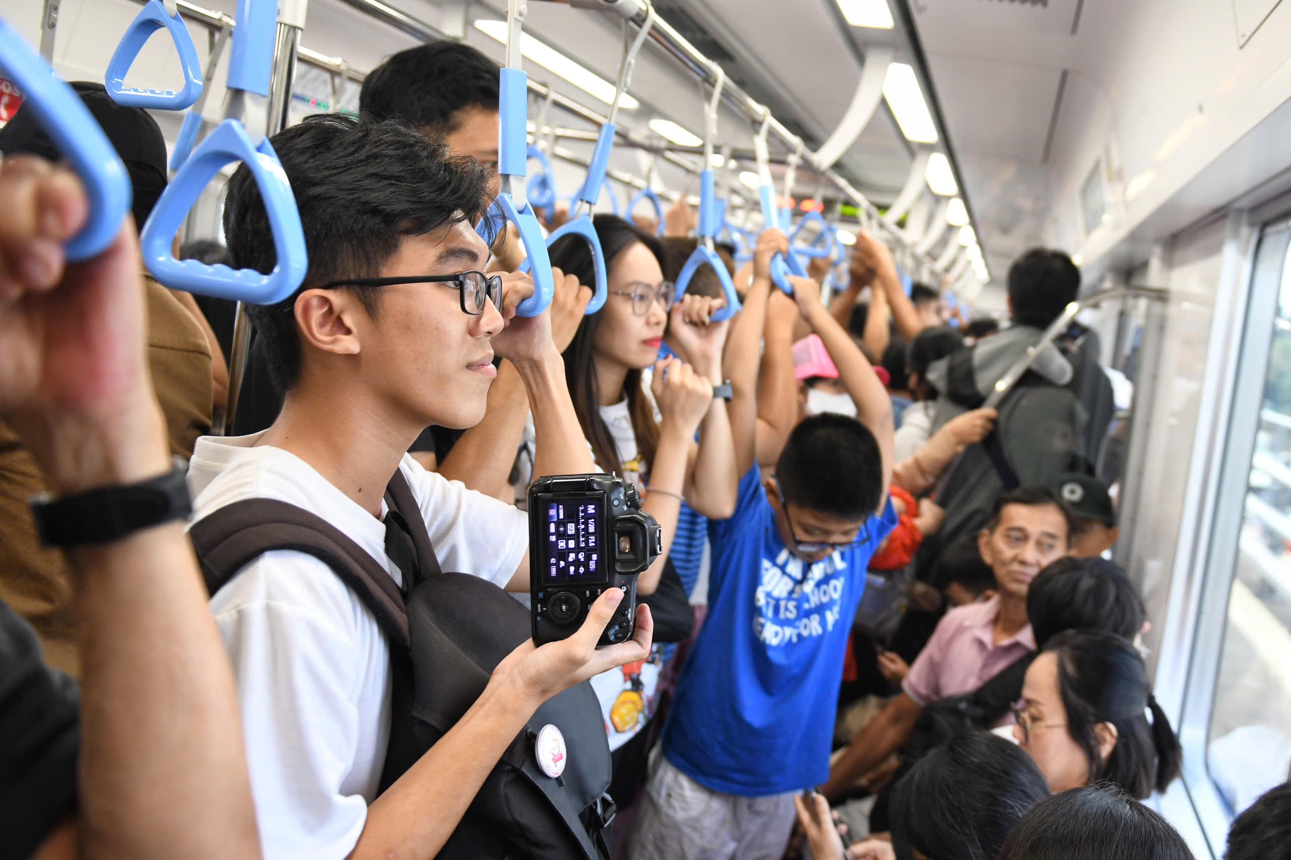 Metro so 1 TP.HCM don 150.000 khach ngay dau, gap 5 lan du kien hinh anh