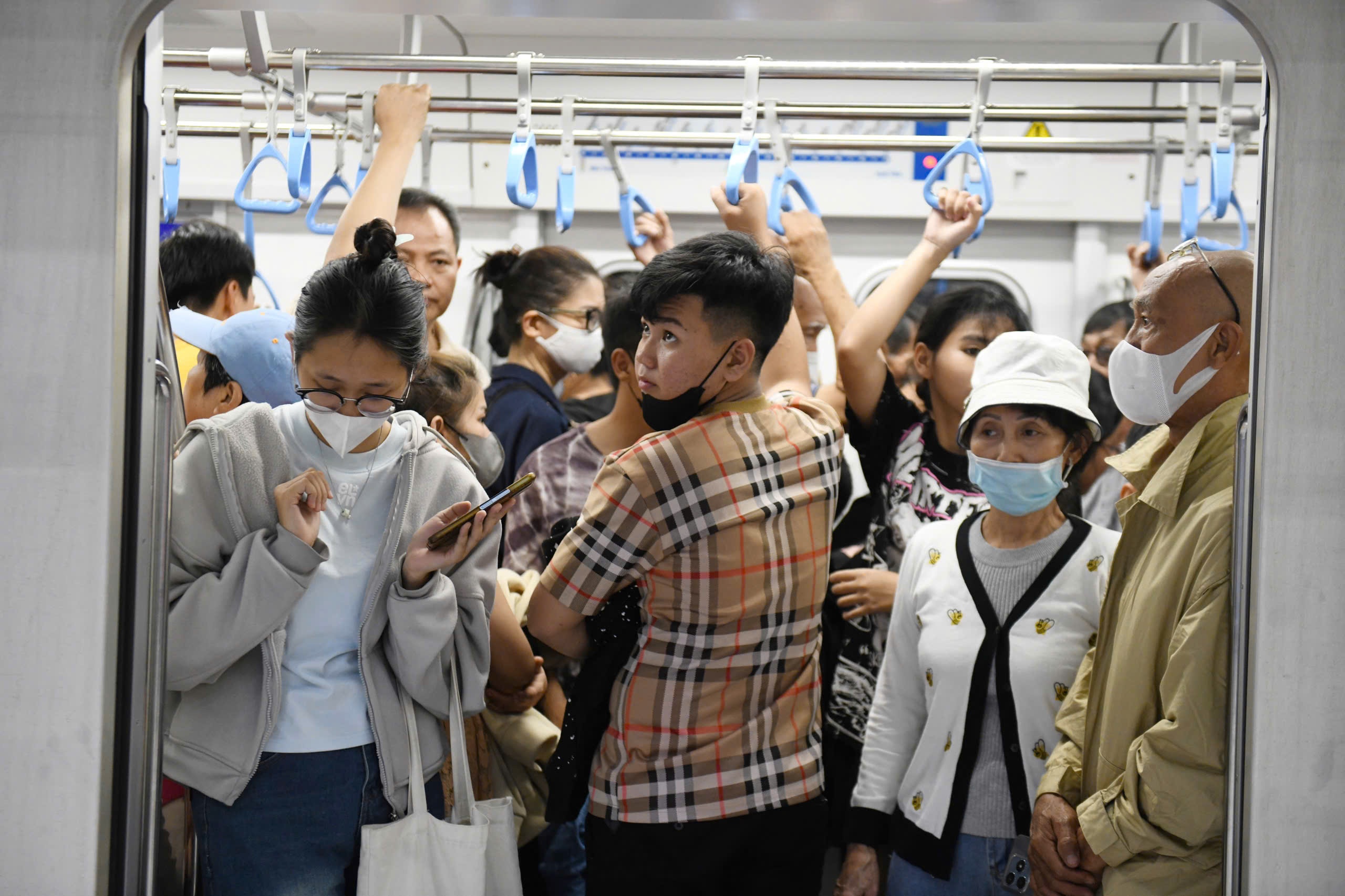 Ben trong cac toa tau kin nguoi trai nghiem tuyen metro so 1 TP.HCM hinh anh