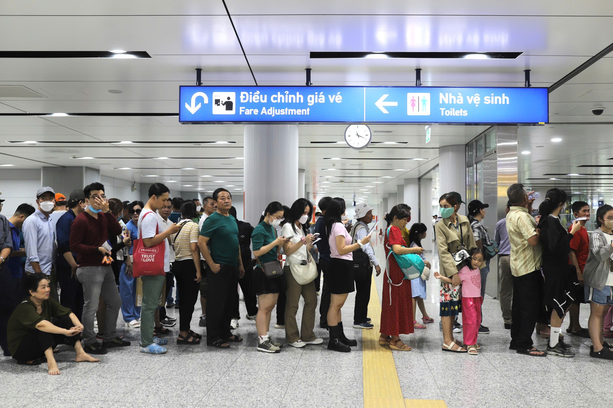 Canh xep hang dong nghet trong ga ngam Ben Thanh cua tuyen metro so 1 hinh anh