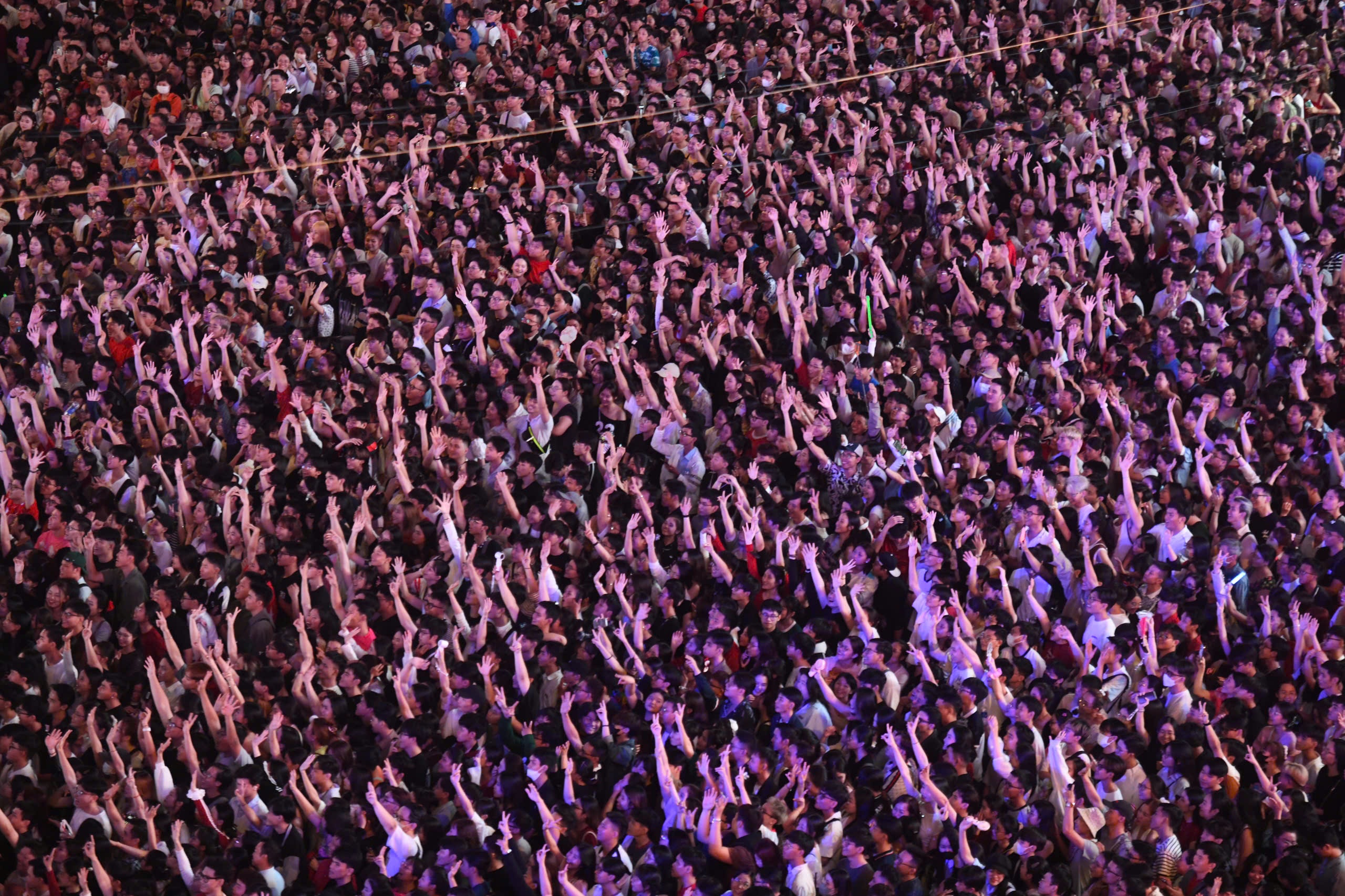 Ngat xiu giua bien nguoi cho don nam moi o pho di bo Nguyen Hue hinh anh