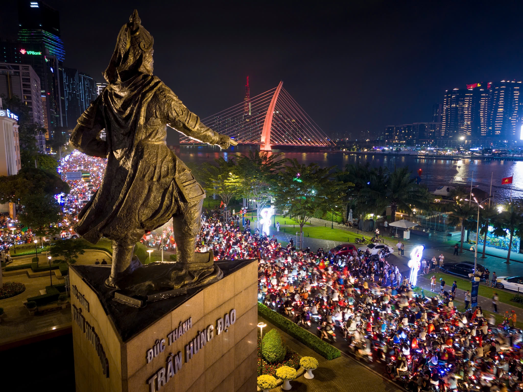 Khung canh 'di bao' nao nhiet o TP.HCM nhin tu tren cao hinh anh