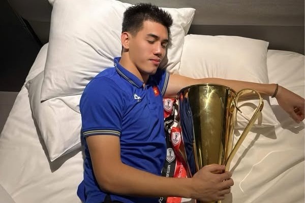 Trend chup anh moi cua cac cau thu Viet Nam sau khi vo dich ASEAN Cup hinh anh