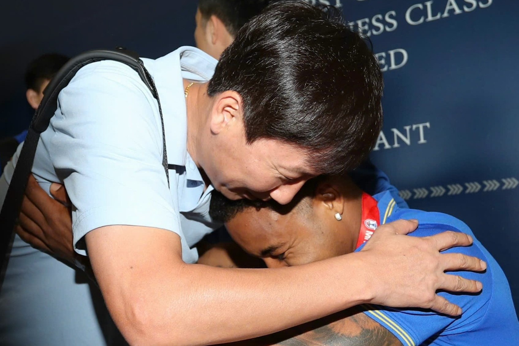 HLV Kim Sang-sik om, trao huy chuong cho Xuan Son o san bay hinh anh