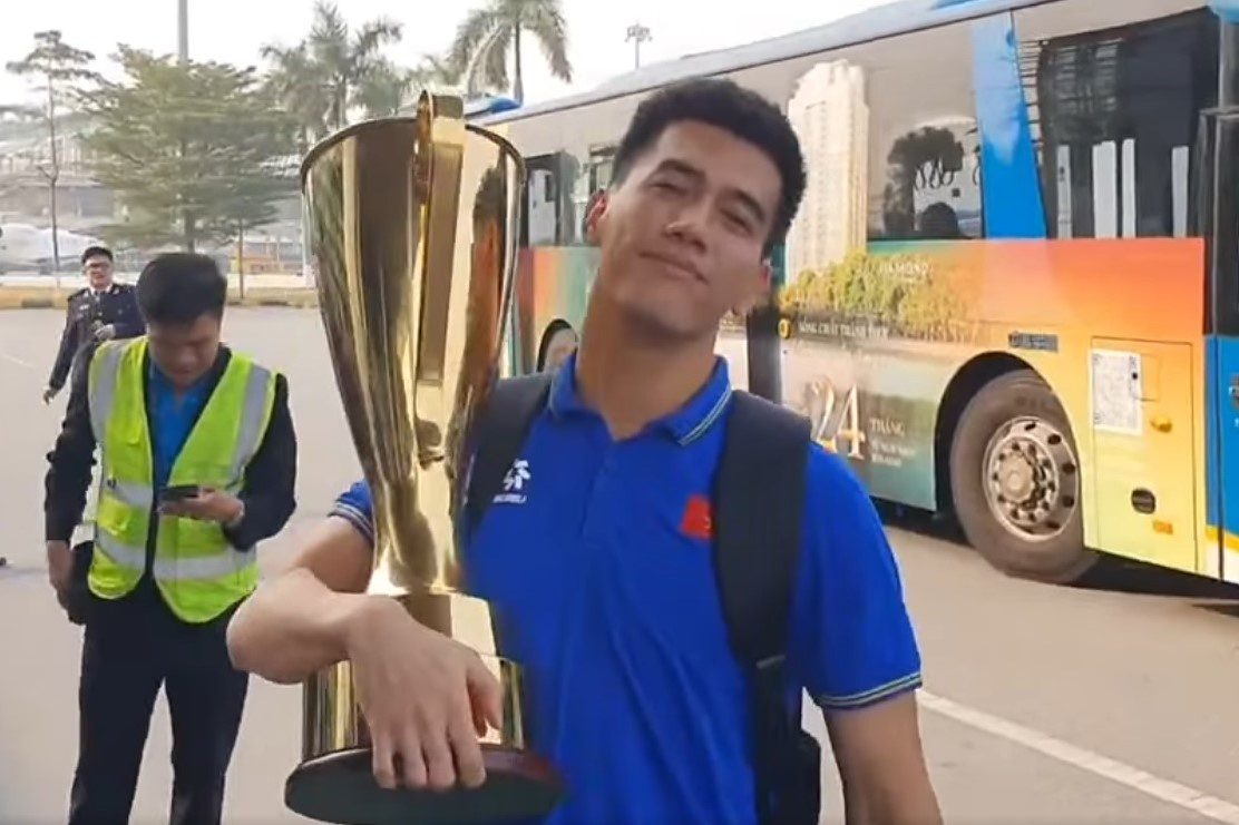 Tuyen Viet Nam ngao nghe ruoc cup ve nha hinh anh