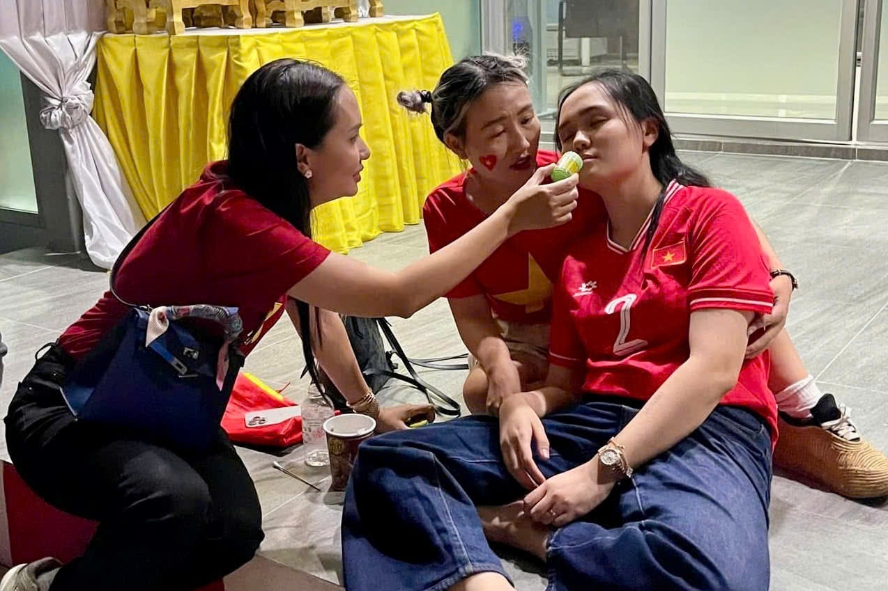 An mung qua suc, vo Duy Manh duoc canh sat Thai Lan dua ra khoi san hinh anh