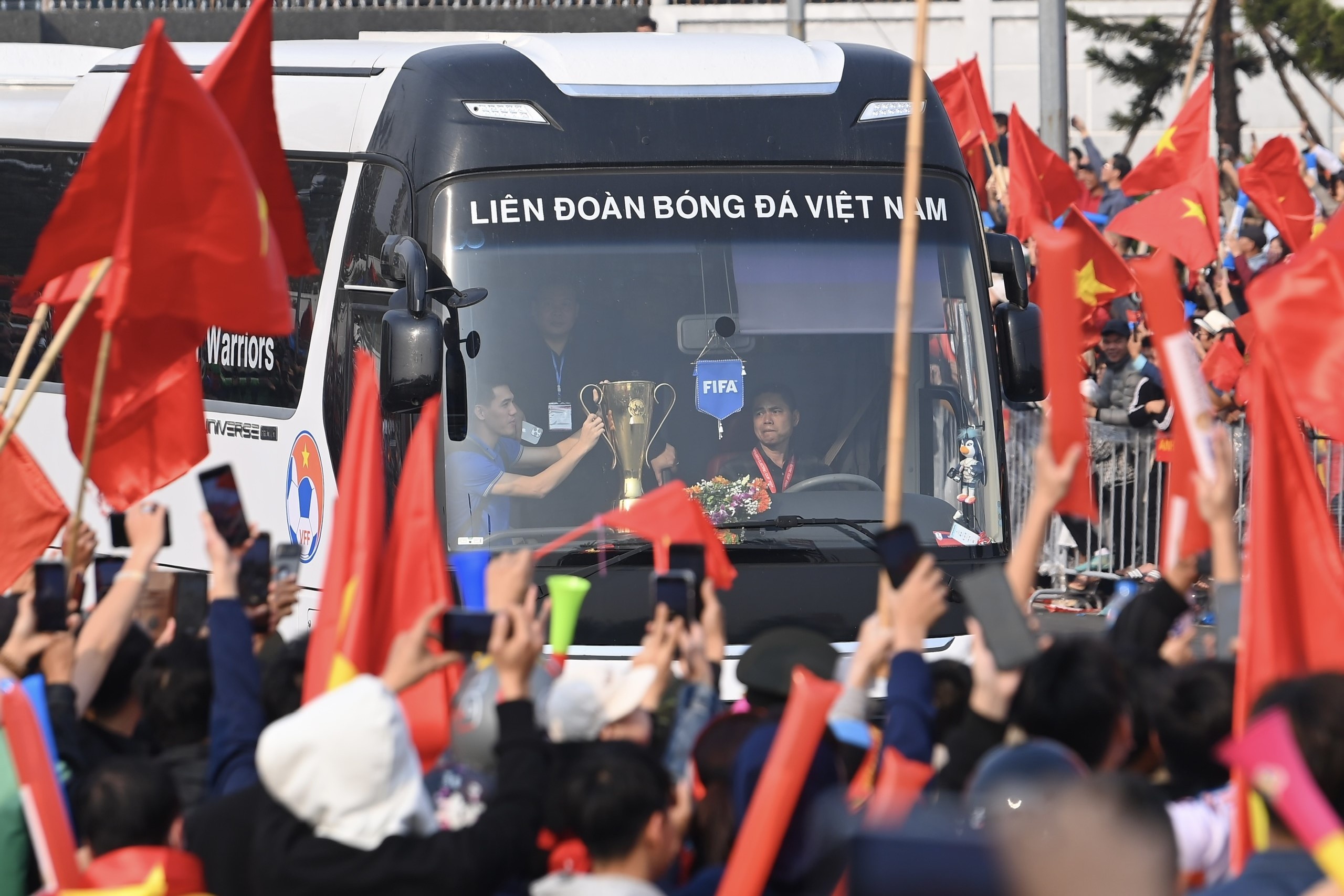 Co dong vien vay kin hai ben duong chao don doi tuyen Viet Nam hinh anh