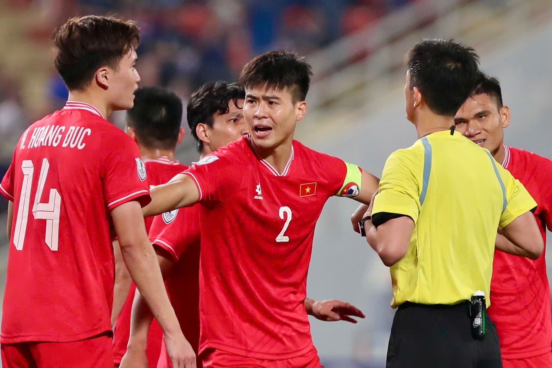 Doi truong Duy Manh tiet lo cau thu nong tinh nhat tuyen Viet Nam hinh anh