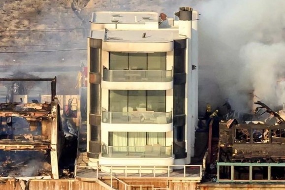 Biet thu 3 tang con nguyen ven giua 'bao lua' o Los Angeles hinh anh