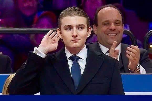 Bieu cam cua Barron Trump khi duoc cha khen ngoi hinh anh