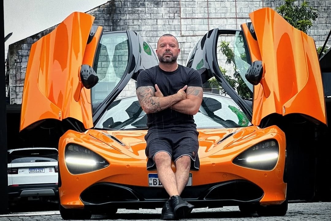 KOL tu vong khi dang duoc xam kin lung hinh anh