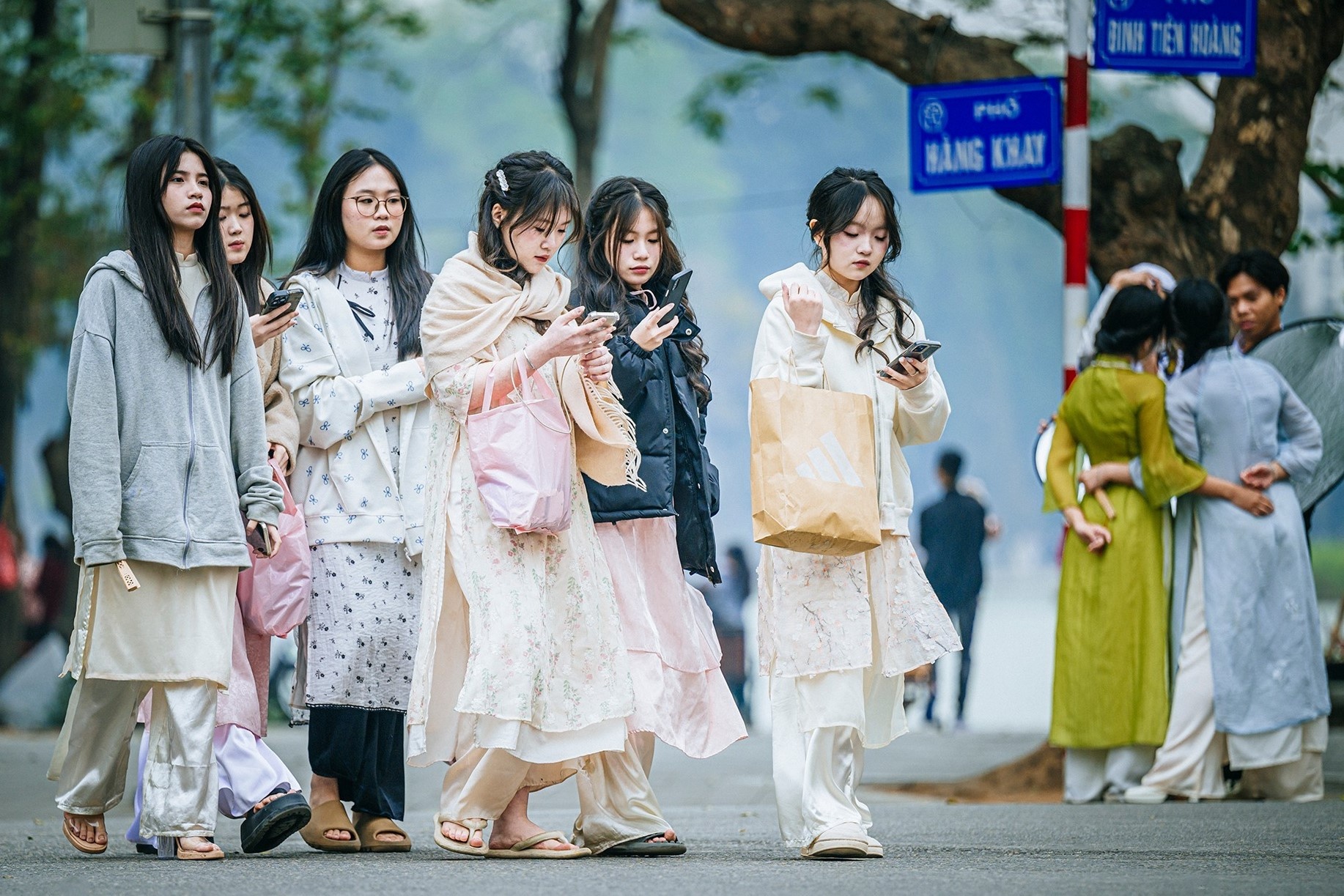 Khach Tay kinh ngac truoc canh 1 m2 co 10 'nang tho' o Ha Noi hinh anh