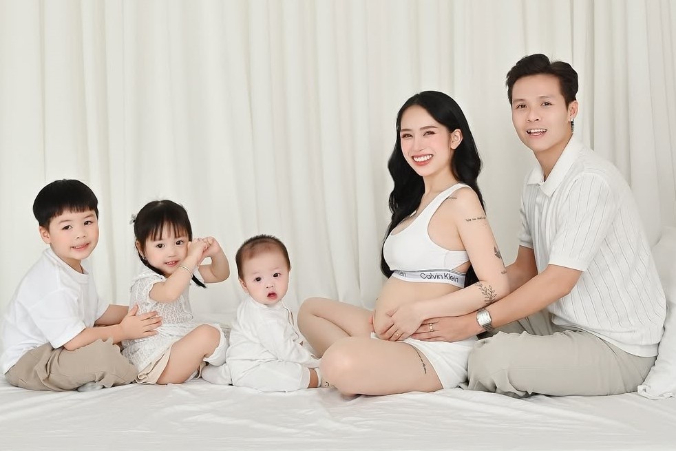 Ai nu nha dai gia Minh Nhua sinh con thu 4 trong nam At Ty hinh anh