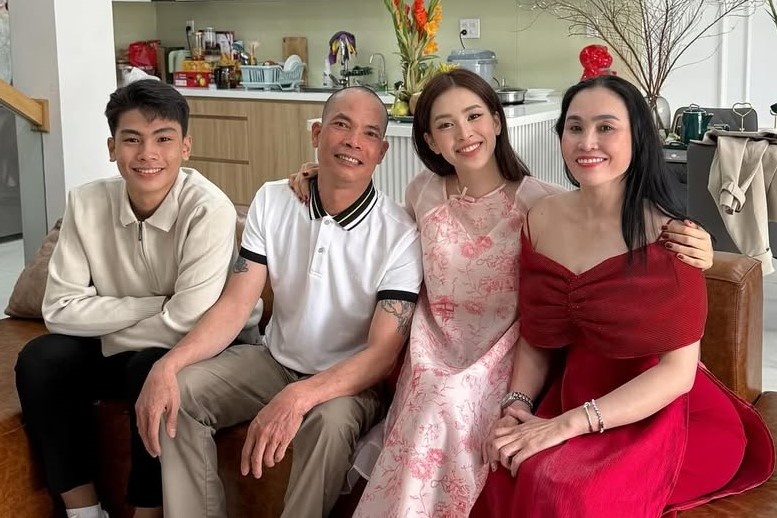 Em trai cua Hoa hau Tieu Vy duoc khen day thi thanh cong hinh anh